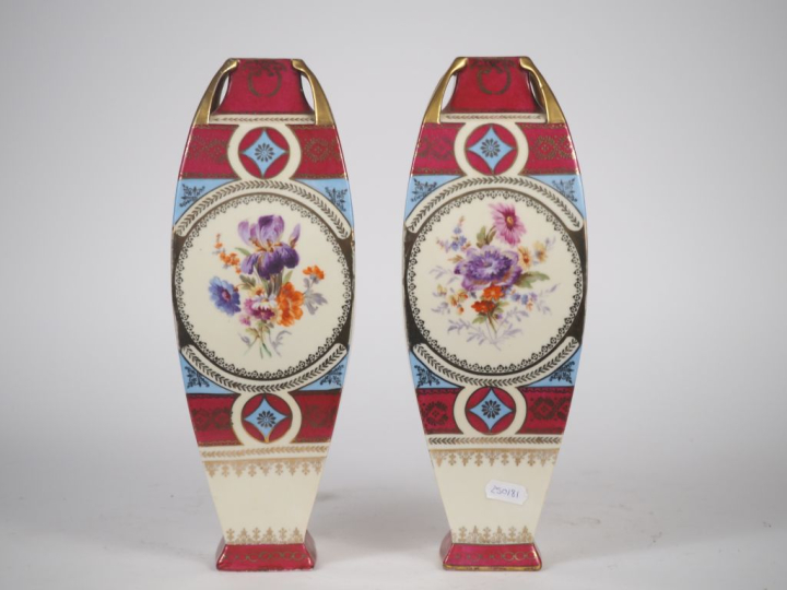 Paire de vases 1900 en porcelaine à décor polychrome et doré de scènes