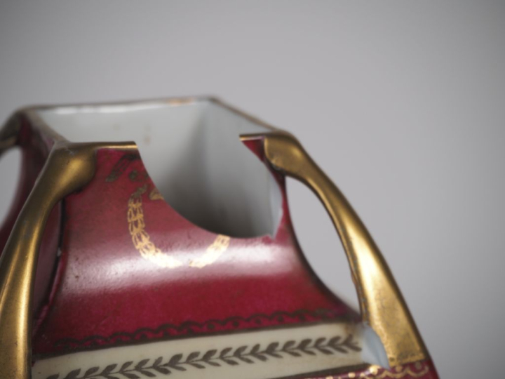 Paire de vases 1900 en porcelaine à décor polychrome et doré de scènes