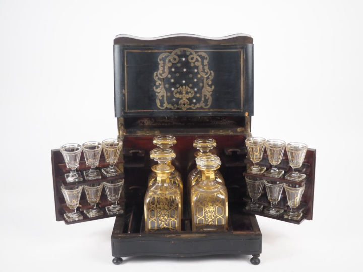 Cave à liqueur Napoléon III en placage de bois noirci à décor en marqu