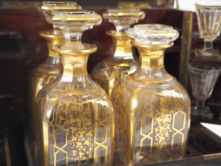 Cave à liqueur Napoléon III en placage de bois noirci à décor en marqu