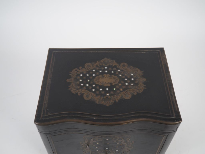 Cave à liqueur Napoléon III en placage de bois noirci à décor en marqu