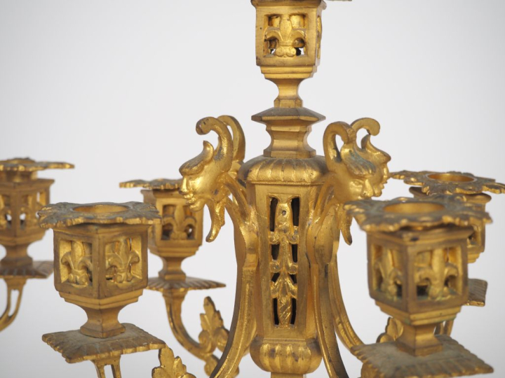 Paire de candélabres Napoléon III de style Renaissance à décor ajouré 