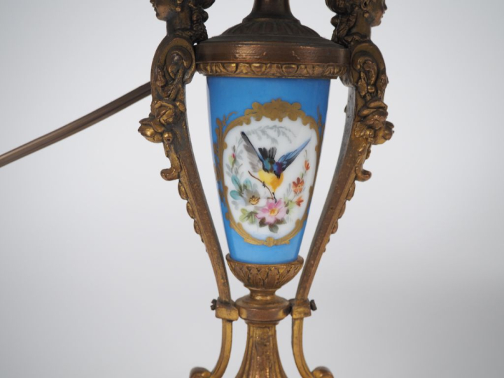 Paire de lampes Napoléon III de style Louis XVI en régule et porcelain