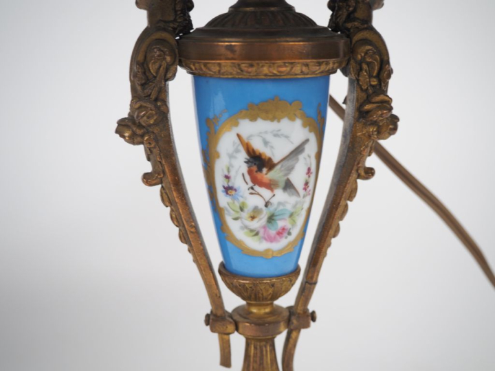 Paire de lampes Napoléon III de style Louis XVI en régule et porcelain