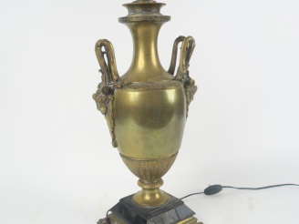 Vente aux enchères Vase Napoléon III de style Empire en bronze à décor d'espagnolettes et