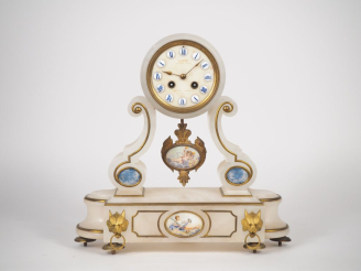 Vente aux enchères Pendule portique Napoléon III en albâtre et bronze, à décor d'angelots