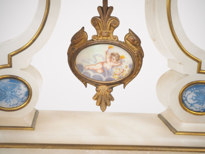 Pendule portique Napoléon III en albâtre et bronze, à décor d'angelots