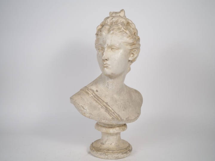 Ecole française fin XIXème - début XXème. "Buste de femme au chignon".