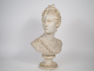 Vente aux enchères Ecole française fin XIXème - début XXème. "Buste de femme au chignon".