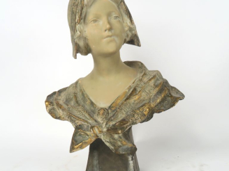 Vente aux enchères A. RICHARD. "Buste de jeune fille au fichu". Sculpture en plâtre polyc