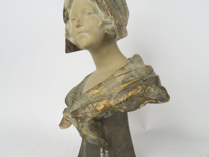 A. RICHARD. "Buste de jeune fille au fichu". Sculpture en plâtre polyc