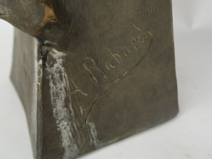 A. RICHARD. "Buste de jeune fille au fichu". Sculpture en plâtre polyc