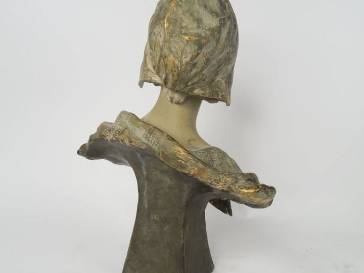 A. RICHARD. "Buste de jeune fille au fichu". Sculpture en plâtre polyc