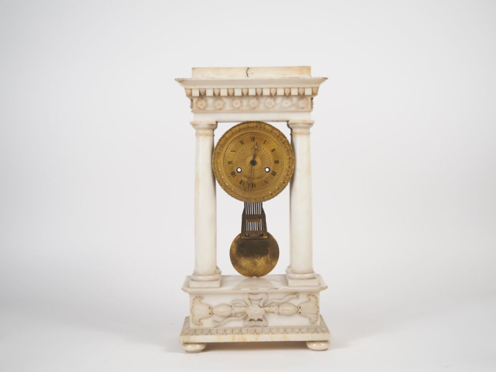 Pendule portique Napoléon IIII en marbre blanc, cadran en bronze à chi