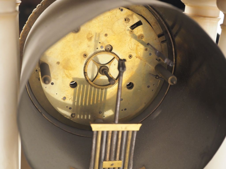 Pendule portique Napoléon IIII en marbre blanc, cadran en bronze à chi