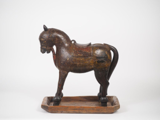 Vente aux enchères Cheval oriental en bois polychrome. Dim. 46 x 45 x 14 cm. (Sauts de po