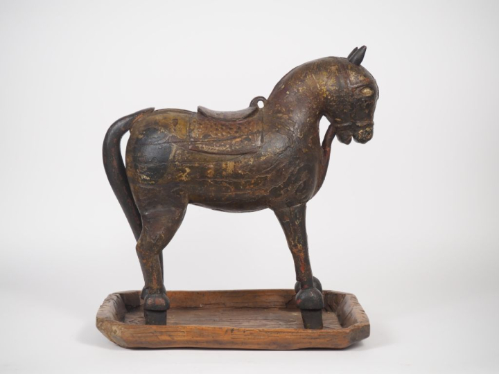 Cheval oriental en bois polychrome. Dim. 46 x 45 x 14 cm. (Sauts de po