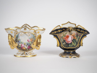 Vente aux enchères Deux vases d'église Napoléon III en porcelaine de Paris à décor polych