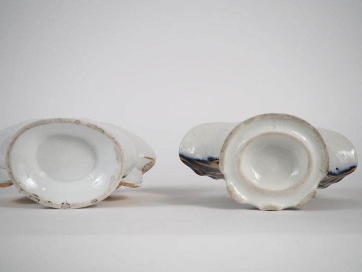 Deux vases d'église Napoléon III en porcelaine de Paris à décor polych