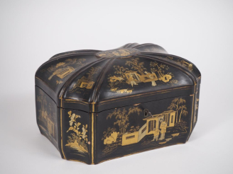 Vente aux enchères Coffret à bijoux de style Extrême-Orient en bois laqué et doré à décor