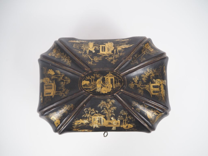 Coffret à bijoux de style Extrême-Orient en bois laqué et doré à décor