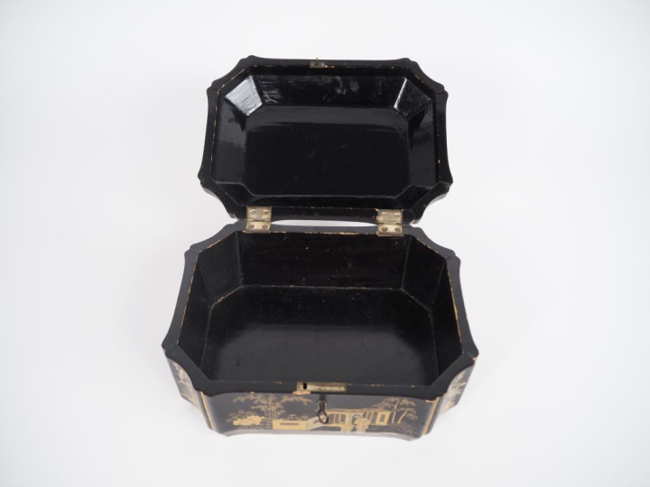 Coffret à bijoux de style Extrême-Orient en bois laqué et doré à décor