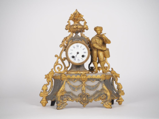 Vente aux enchères Pendule Napoléon III en régule doré et albâtre à décor de musicien. Ca