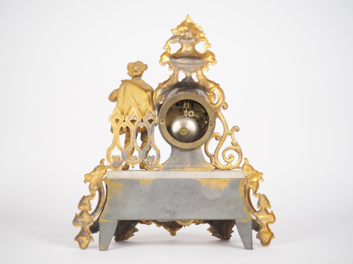 Pendule Napoléon III en régule doré et albâtre à décor de musicien. Ca