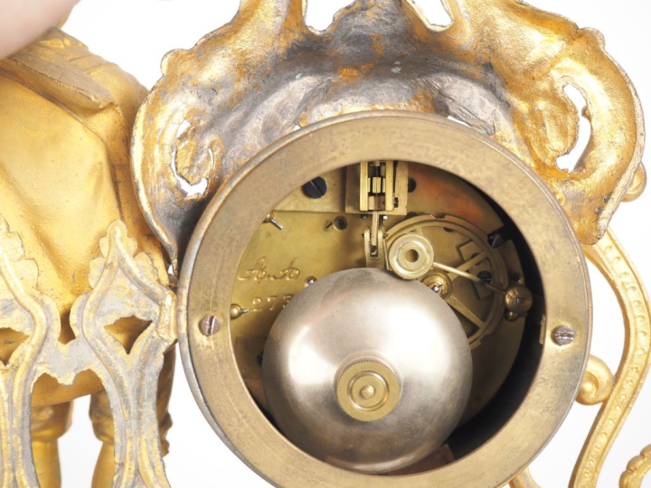 Pendule Napoléon III en régule doré et albâtre à décor de musicien. Ca