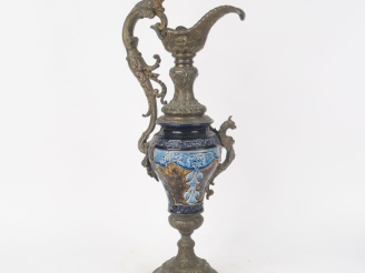 Vente aux enchères Grande aiguière Napoléon III de style baroque en céramique polychrome 