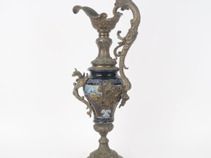 Grande aiguière Napoléon III de style baroque en céramique polychrome 