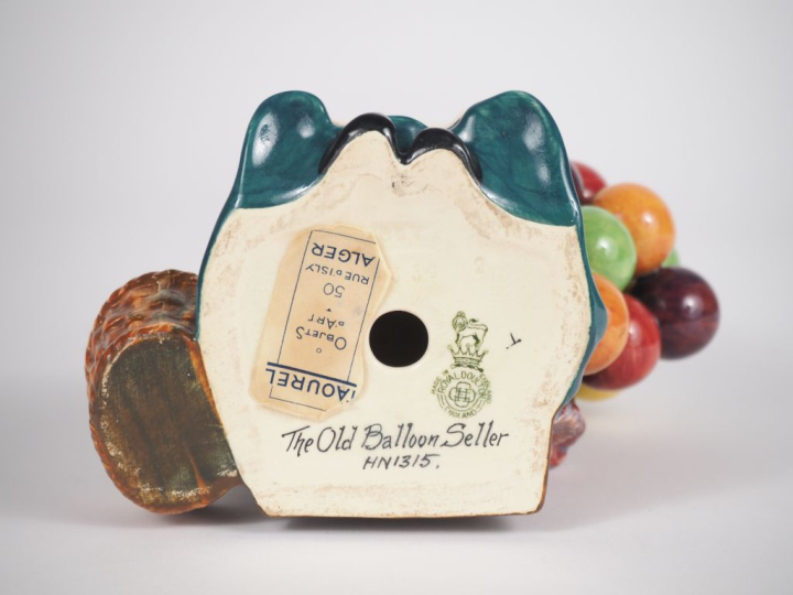 Manufacture Royal Doulton England. "The Old balloon seller". Sujet en 