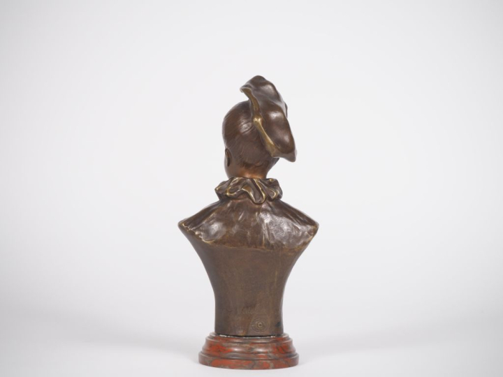 VIDAL. "Elégante au béret". Sujet en bronze à patine brune sur un socl