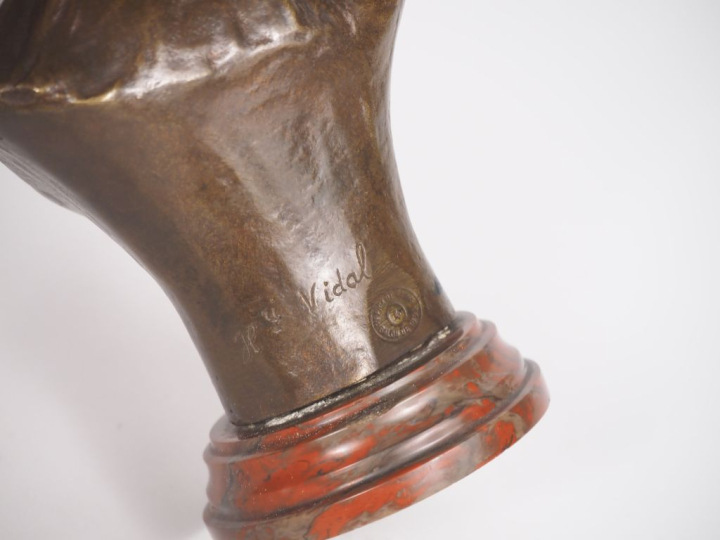 VIDAL. "Elégante au béret". Sujet en bronze à patine brune sur un socl
