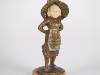 Vente aux enchères BAILLY.  "Jeune fille au chapeau" Sculpture chryséléphantine sur un so