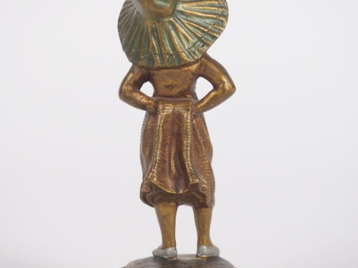 BAILLY.  "Jeune fille au chapeau" Sculpture chryséléphantine sur un so