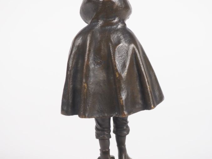 CHOPARD.  "Jeune garçon à la cape" Sculpture chryséléphantine. Signée.