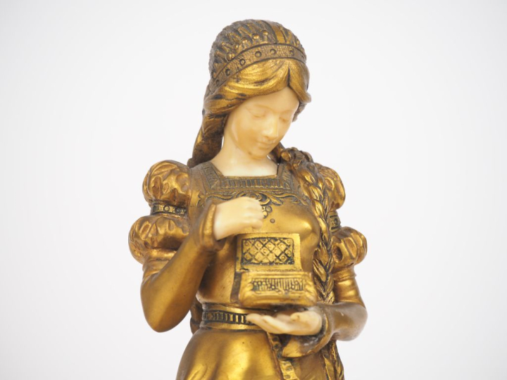 Dominique ALONZO. "Marguerite". Sculpture chryséléphantine sur un socl