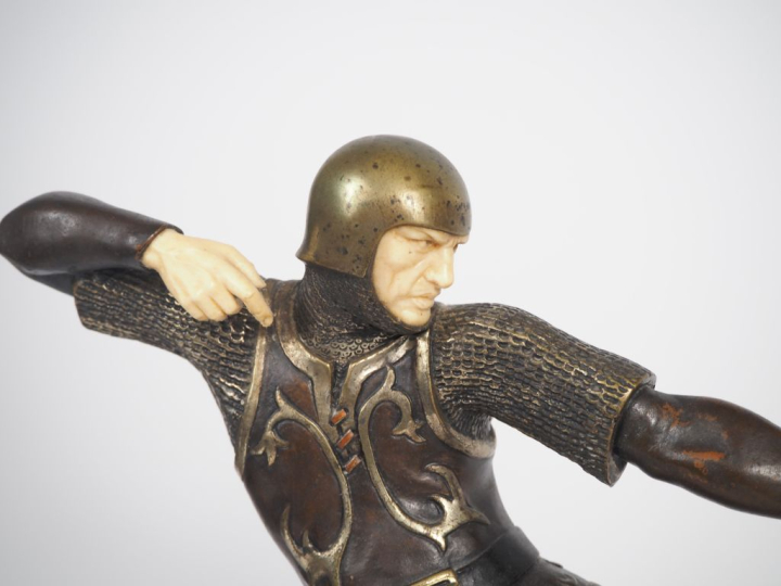 P. LE FAGUAYS. "Archer médiéval" Sculpture chryséléphantine. Signée. D