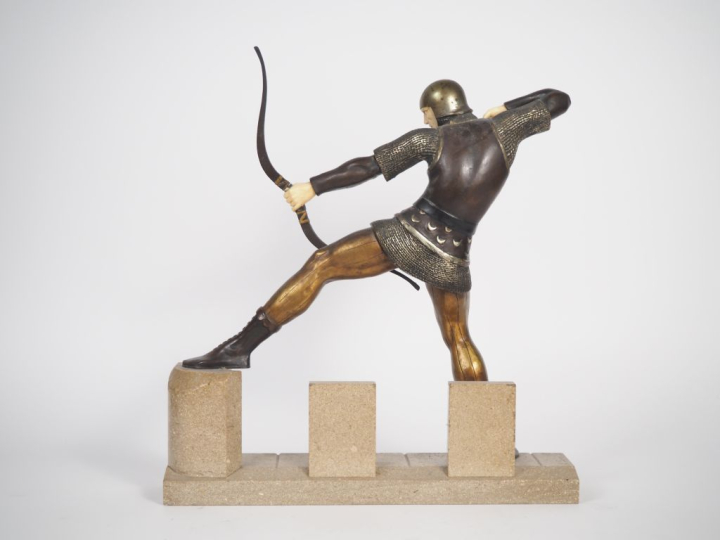 P. LE FAGUAYS. "Archer médiéval" Sculpture chryséléphantine. Signée. D