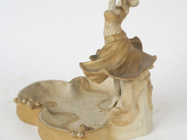 ROYAL DUX. Grand vide-poche Art Nouveau en biscuit blanc et doré à déc