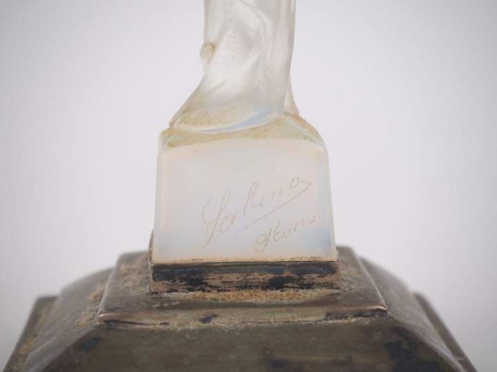 SABINO. "Modèle sur la pointe des pieds". Sujet en verre opalescent su