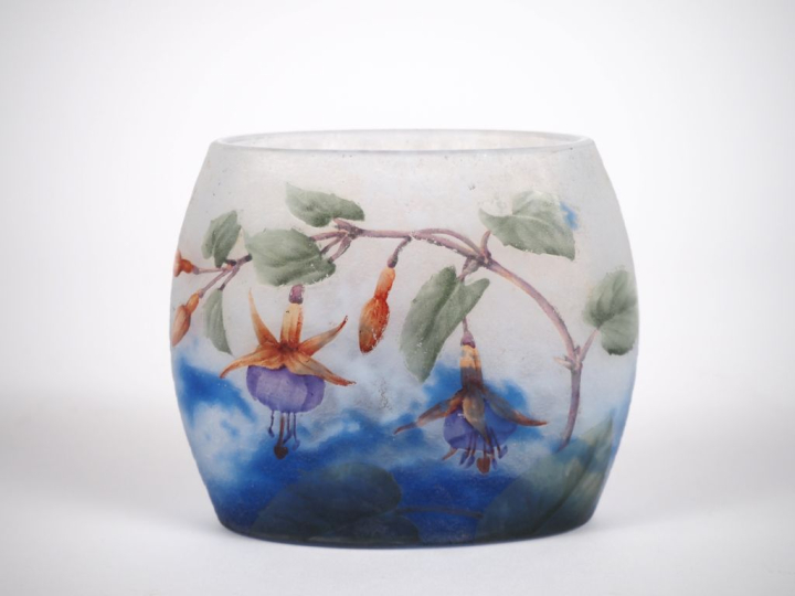 DAUM Nancy. Vase ovoïde en verre multicouche à décor en camée et dégag