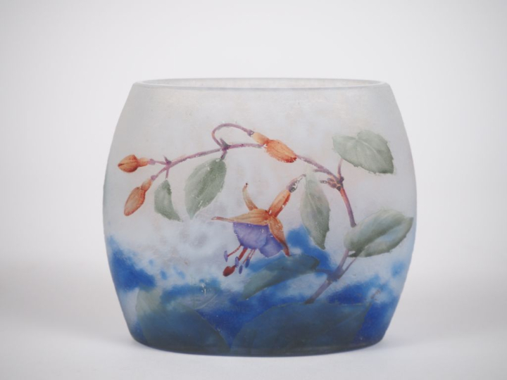 DAUM Nancy. Vase ovoïde en verre multicouche à décor en camée et dégag