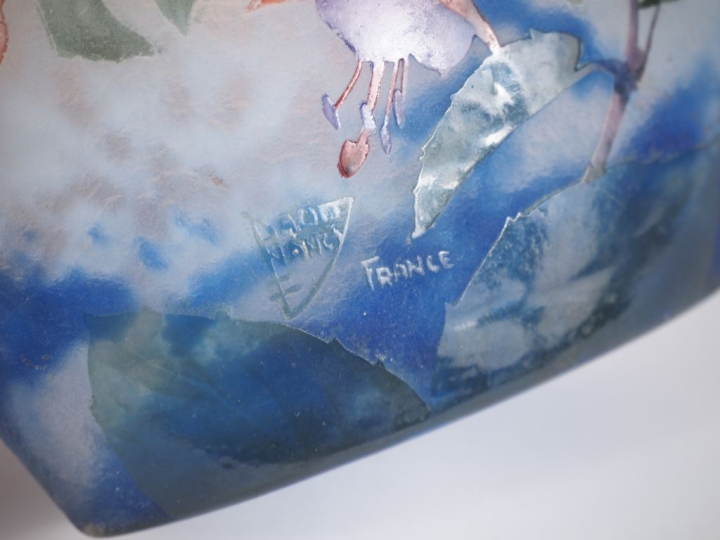 DAUM Nancy. Vase ovoïde en verre multicouche à décor en camée et dégag