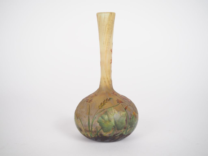 DAUM à Nancy. Vase soliflore à base pansue en verre multicouche à déco