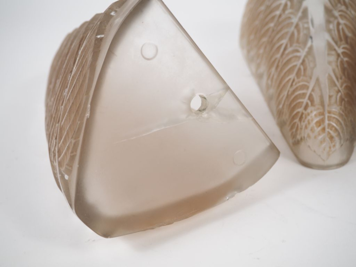 R. LALIQUE. Suite de 5 appliques modèle "noisetier" en verre blanc mou