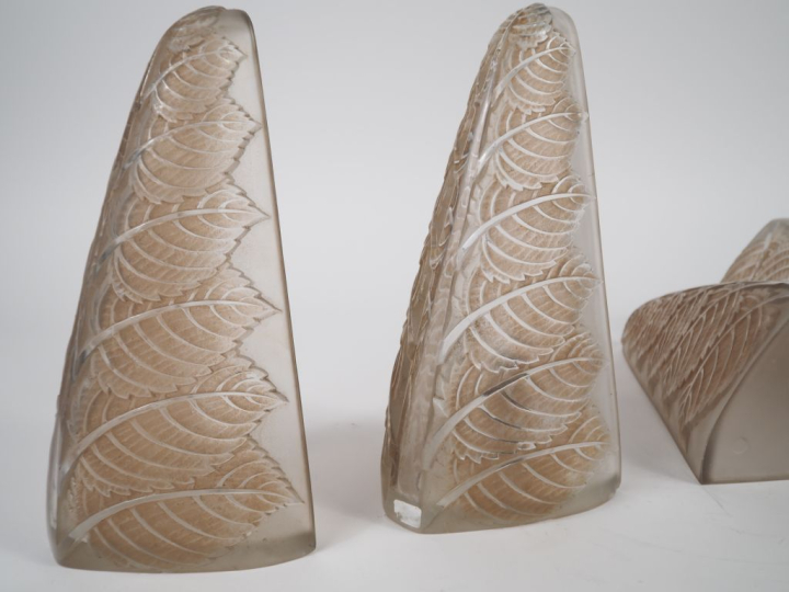 R. LALIQUE. Suite de 5 appliques modèle "noisetier" en verre blanc mou