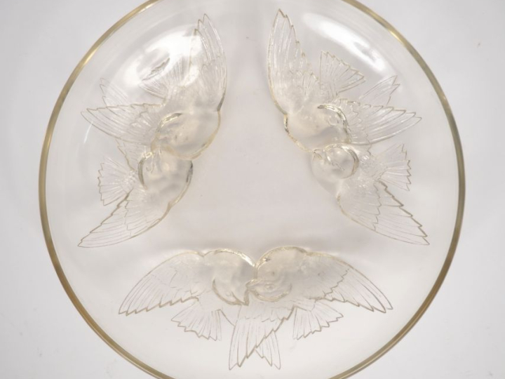 R. LALIQUE. Coupe "NONNETTES" en verre opalescent moulé-pressé. Signée