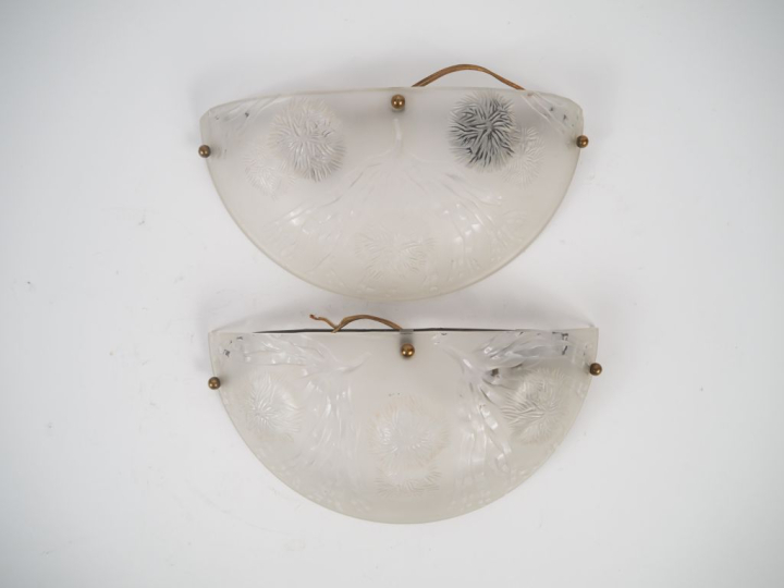 LALIQUE France Paire d'appliques en verre blanc moulé-pressé à décor d